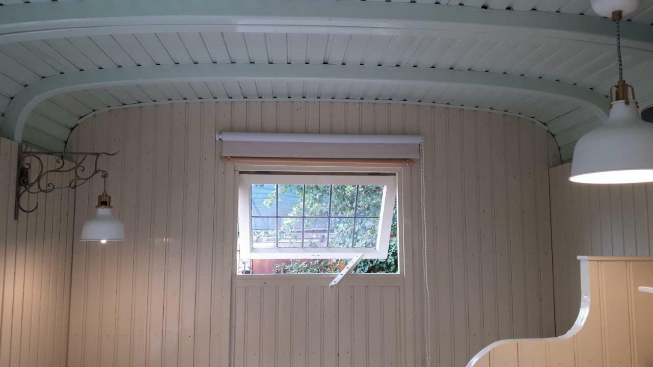 Pipowagen Overnachting Het Houten Huis 잘트보멀 외부 사진